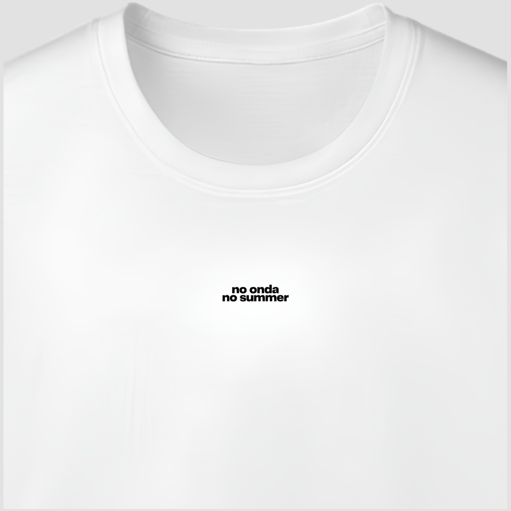 Dettaglio della stampa no onda no summer sul petto della T-shirt estiva ONDA