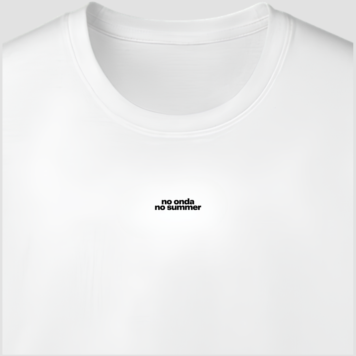 Dettaglio della stampa no onda no summer sul petto della T-shirt estiva ONDA